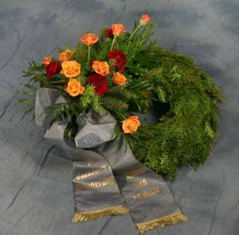 Abb.53 Kranz mit orangenen Rosen und roten Nelken (Straußgarnierung)