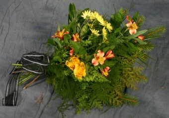 Abb.59 Strauß mit gelben Chrysanthemen, Rosen und Alstromerien