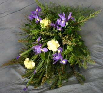 Abb.63 Strauß mit gelben Nelken und blauen Iris