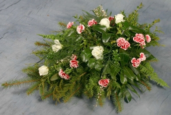 Abb.10 Flachgesteck mit weißen Rosen und rotweißen Spraynelken