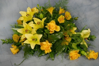 Abb.11 Flachgesteck mit gelben Rosen und Lilien