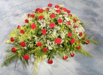 Abb.15 Flachgesteck mit roten Rosen und Schleierkraut