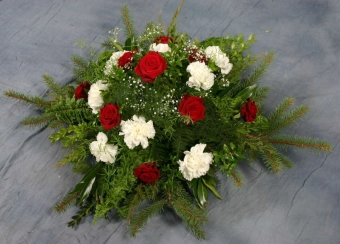 Abb.16 Flachgesteck mit roten Rosen und weißen Nelken