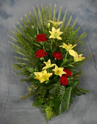 Abb.18 Hochgesteck mit roten Rosen, gelben Lilien und Palmenblatt
