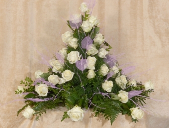 Abb.19 Hochgesteck mit weißen Rosen und lila Akzenten