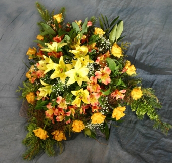 Abb.1 Flachgesteck mit gelben Lilien, Rosen und orangenen Alstromerien
