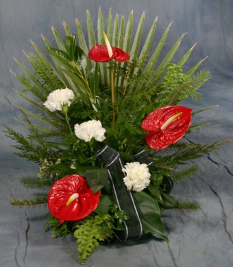 Abb.20 Hochgesteck mit roten Anthurien, weißen Nelken und Palmenblatt
