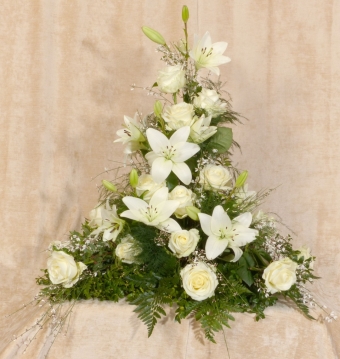 Abb.26 Hochgesteck mit weißen Lilien und Rosen