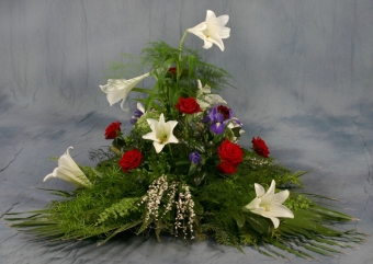 Abb.28 Hochgesteck mit weißen Lilien, roten Rosen, blaue Iris und weißer Ginster