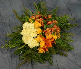 Abb.2 Flachgesteck mit gelben Lilien, Rosen und orangenen Alstromerien