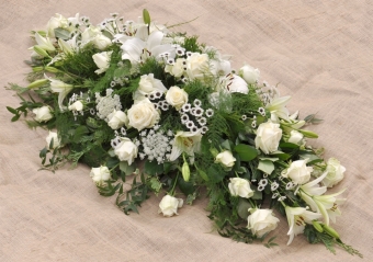 Abb.31 Sarg-Bukett mit weißen Rosen, Lilien und Santini