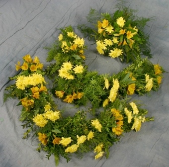 Abb.32 Sarginnenschmuck Girlande mit gelben Alstromerien und Chrysanthemen
