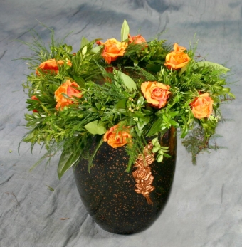 Abb.34 Urnen-Kranz mit orangenen Rosen