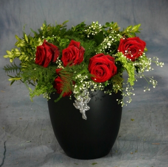 Abb.35 Urnen-Kranz mit roten Rosen