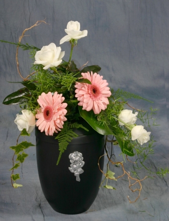 Abb.36 Urnen-Krone mit weißen Rosen und rosa Gerbera