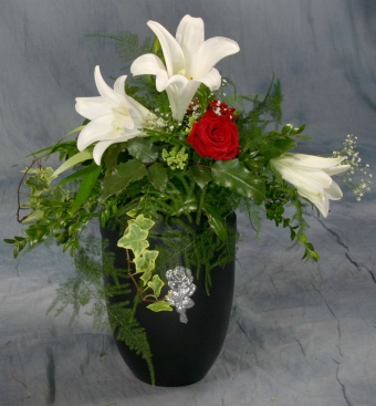 Abb.38 Urnen-Krone mit weißen Lilien und roten Rosen