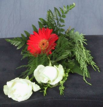 Abb.39 Handstrauß mit weißen Rosen und roten Gerbera