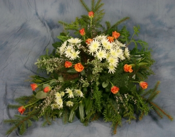 Abb.3 Flachgesteck mit orangenen Rosen und weißen Chrysanthemen