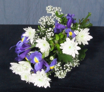 Abb.40 Handstrauß mit weißen Chrysanthemen und blaue Iris