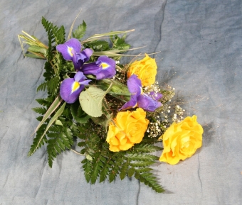 Abb.42 Handstrauß mit gelben Rosen und blauen Iris