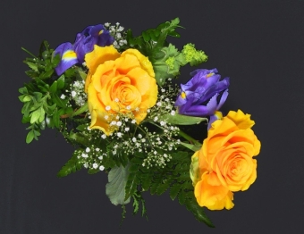 Abb.44 Handstrauß mit gelben Rosen und blauen Iris
