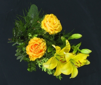 Abb.45 Handstrauß mit gelben Rosen und Lilien