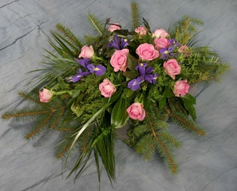 Abb.4 Flachgesteck mit rosa Rosen und blauen Iris
