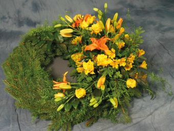 Abb.50 Kranz mit orangenen Lilien, gelben Rosen und Alstormerien (Kopfgarnierung)