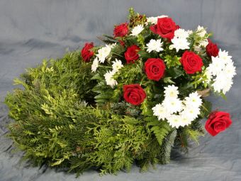 Abb.52 Kranz mit weißen Chrysanthemen und roten Rosen (Kopfgarnierung)