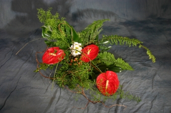 Abb.56 Strauß mit roten Anthurien und weißen Chrysanthemen