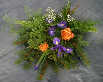 Abb.65 Strauß mit orangen Rosen und blauen Iris