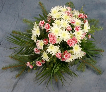 Abb.6 Flachgesteck mit weißen Chrysanthemen und rotweißen Spraynelken