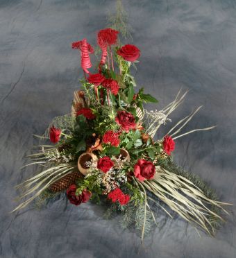 Abb.76 Steckschale mit Trockenblumen und frischen roten Rosen