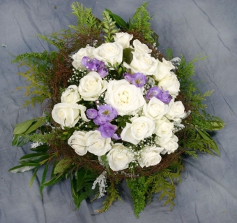 Abb.7 Flachgesteck mit weißen Rosen und blauen Freesien