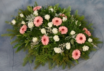 Abb.8 Flachgesteck mit weißen Rosen und rosa Gerbera