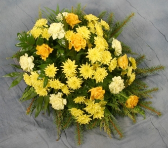 Abb.9 Flachgesteck mit gelben Rosen, Nelken und Chrysanthemen